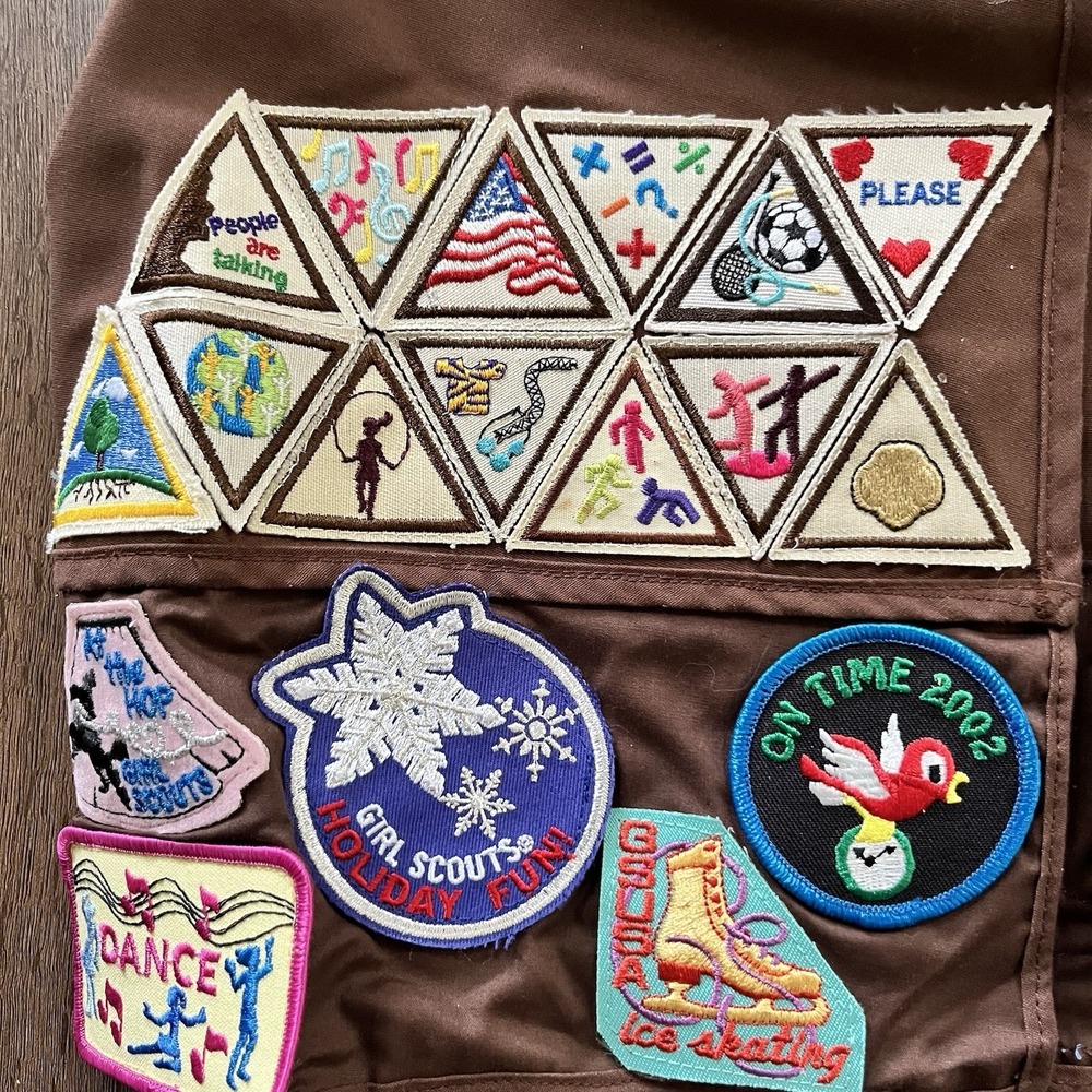 Vtg Girl Scouts Brownie Vest Early 2000s Over 80 Patches USA Size Medium - Picture 9 of 11